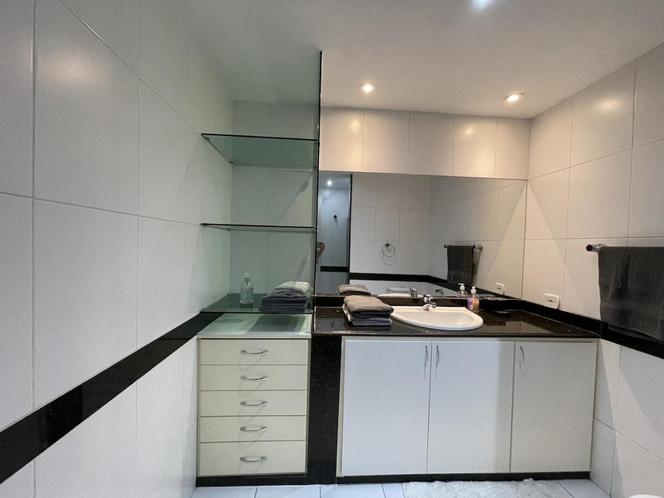 Apartment Encantador Com Piscina - Besthostrio